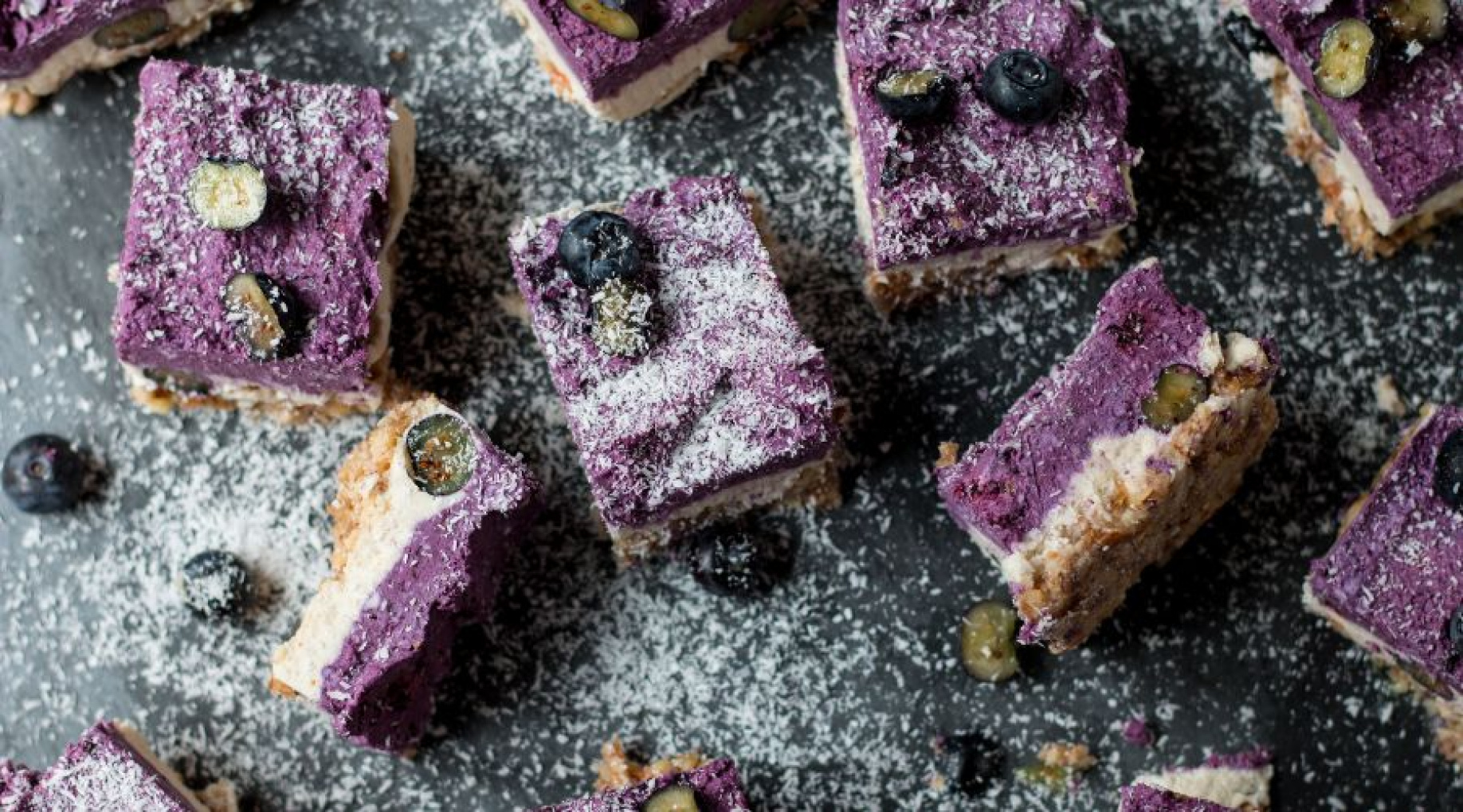 Kolmikerroksinen raaka mustikkajuustokakku