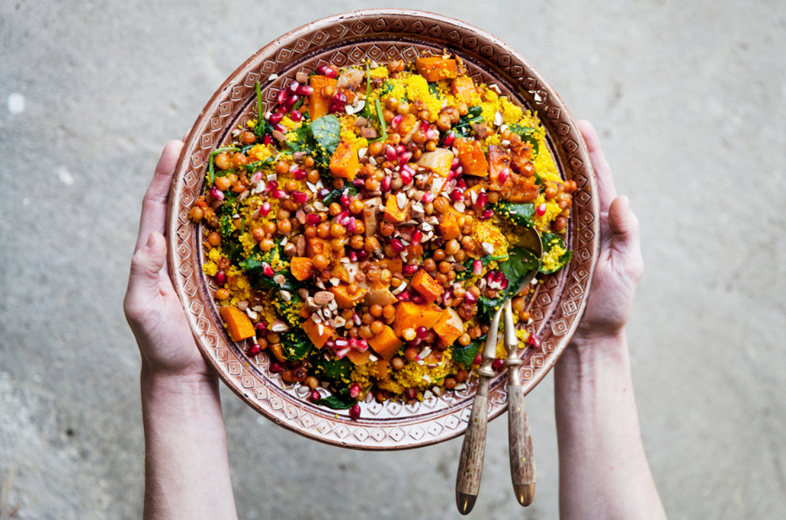 Kullankeltainen sahramicouscous – väriläiskä pääsiäispöytään