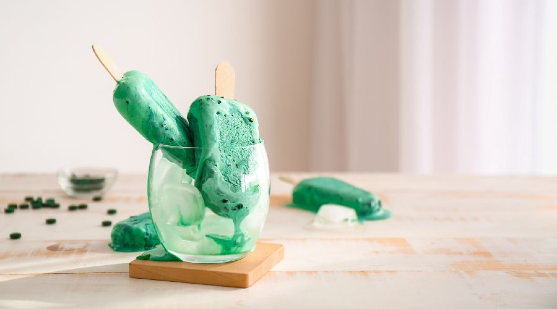 Vihreä mehujää spirulinalla tai chlorellalla