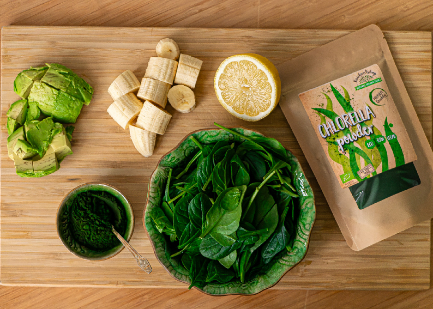 Pyöräytä vihreä smoothie banaanilla, pinaatilla ja chlorellalla