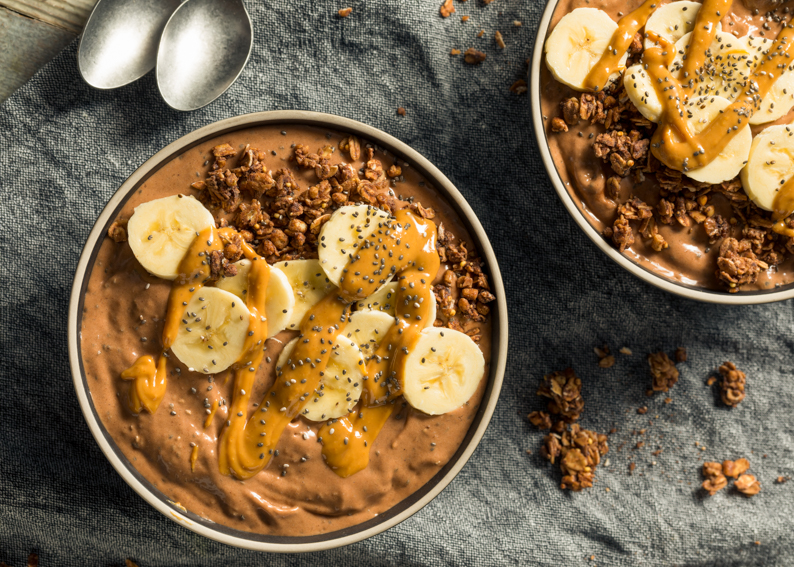 Näin teet smoothie bowl -kulhon banaanilla, kaakaolla ja cashewvoilla